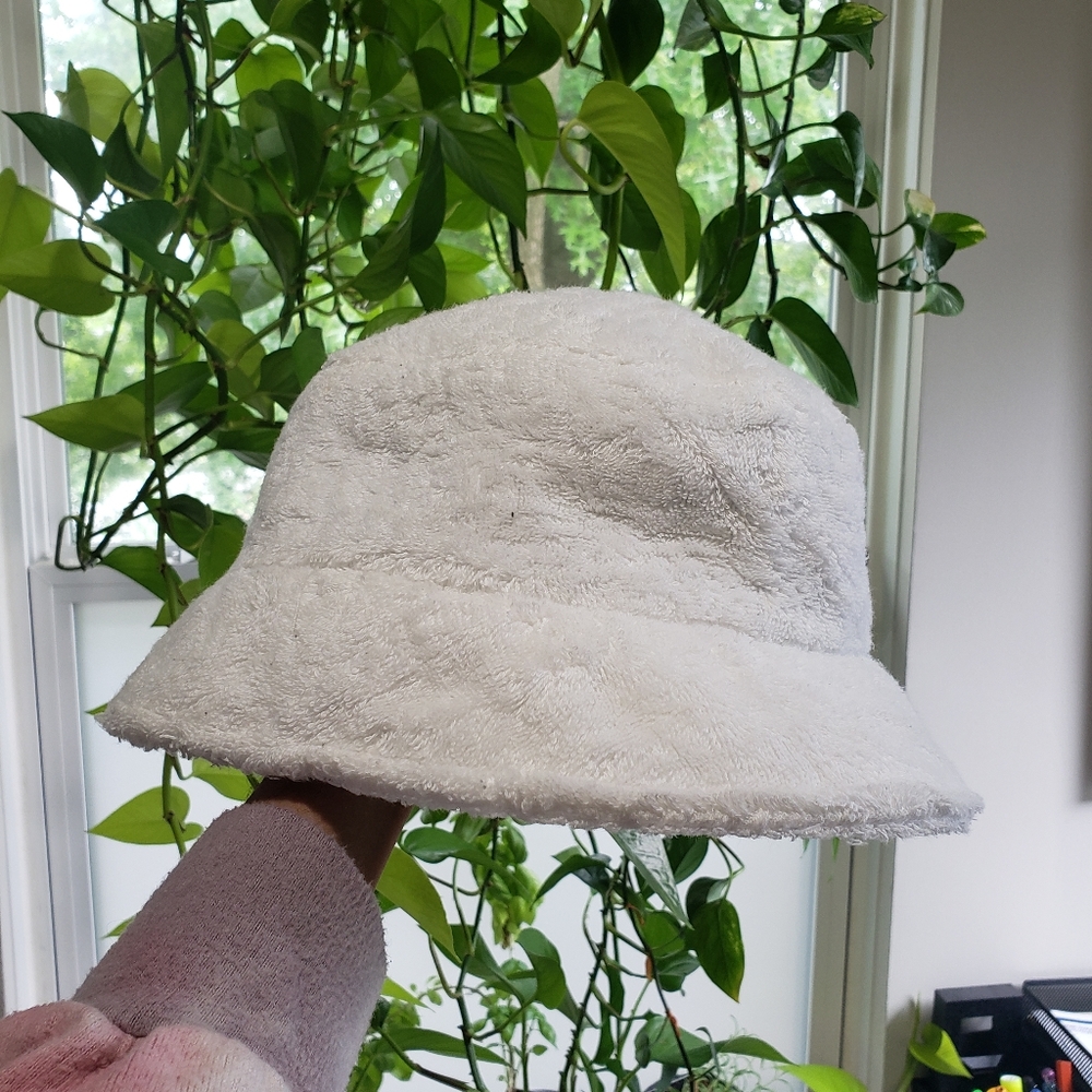 White Chanel bucket hat - Picture 8 of 9